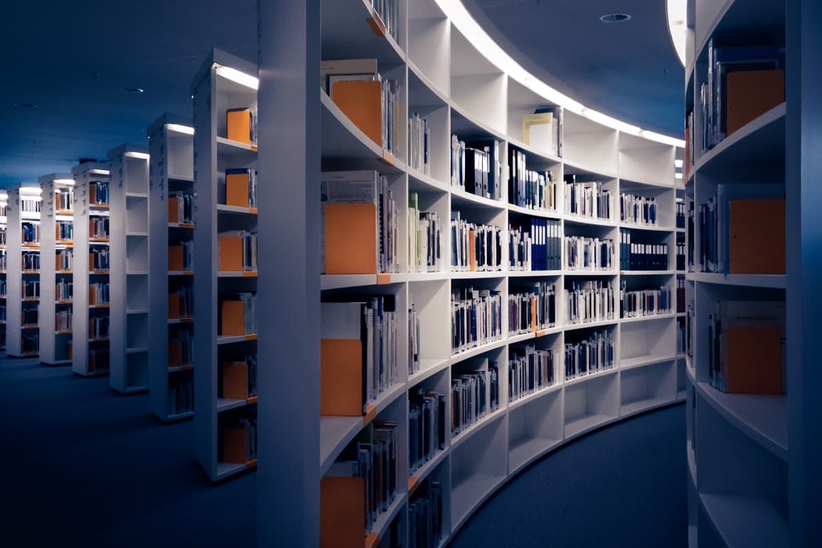 Estanterías curvas de una biblioteca llenas de volúmenes archivados